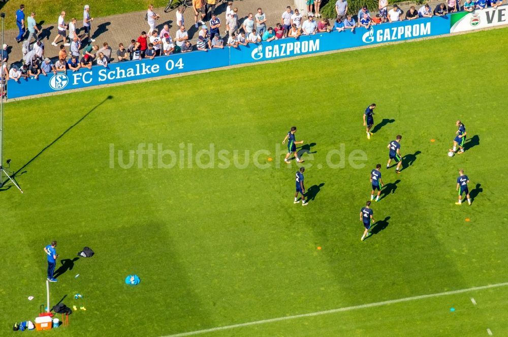 Gelsenkirchen aus der Vogelperspektive: Teilnehmer des Trainings auf dem Sportgelände Bundesligamannschaft S04 auf den Fußball- Trainingsplätzen an Charly's Schalker in Gelsenkirchen im Bundesland Nordrhein-Westfalen