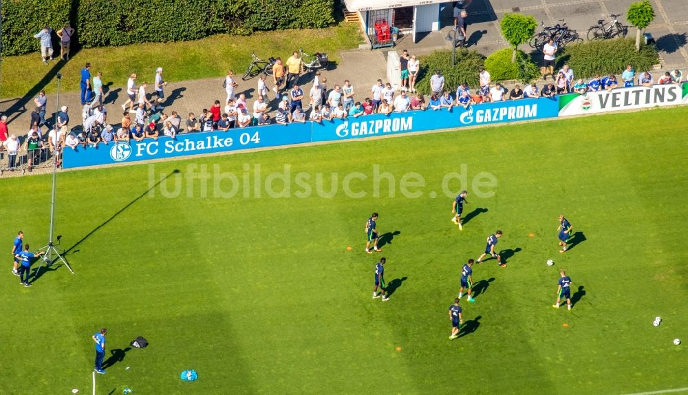 Luftbild Gelsenkirchen - Teilnehmer des Trainings auf dem Sportgelände Bundesligamannschaft S04 auf den Fußball- Trainingsplätzen an Charly's Schalker in Gelsenkirchen im Bundesland Nordrhein-Westfalen