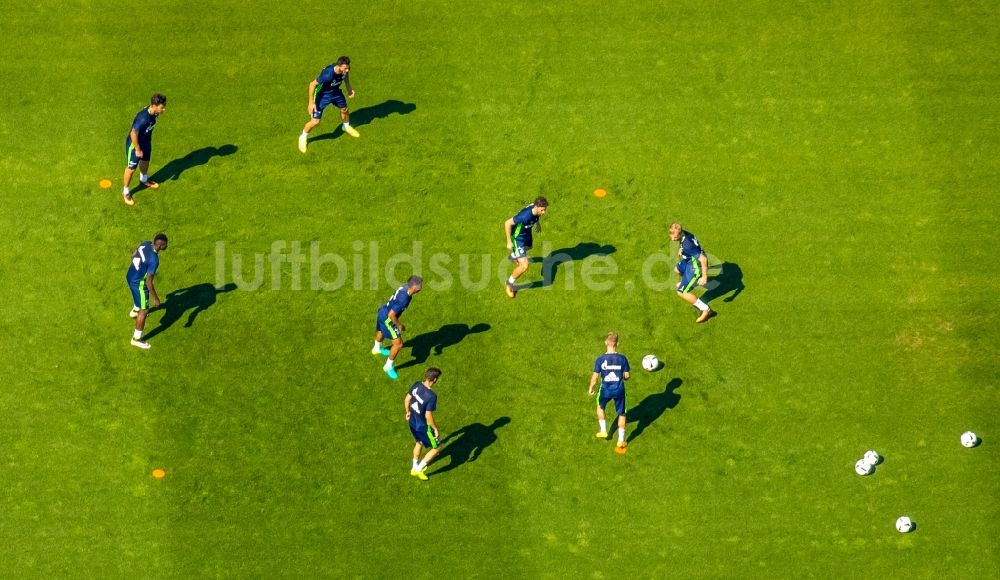 Luftaufnahme Gelsenkirchen - Teilnehmer des Trainings auf dem Sportgelände Bundesligamannschaft S04 auf den Fußball- Trainingsplätzen an Charly's Schalker in Gelsenkirchen im Bundesland Nordrhein-Westfalen