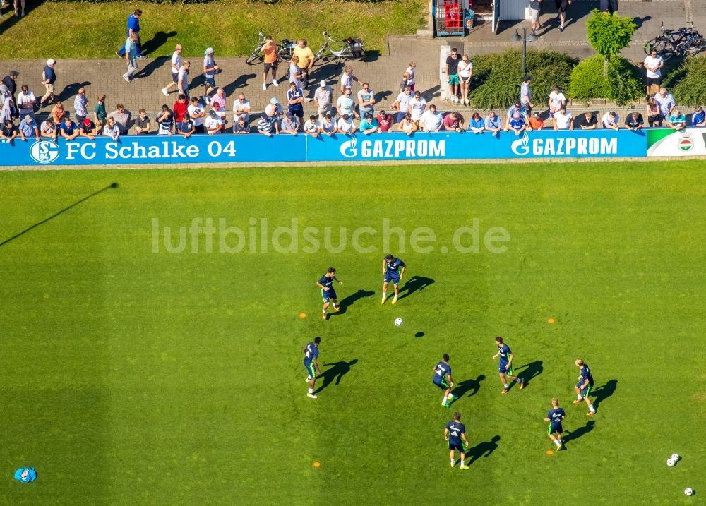 Gelsenkirchen von oben - Teilnehmer des Trainings auf dem Sportgelände Bundesligamannschaft S04 auf den Fußball- Trainingsplätzen an Charly's Schalker in Gelsenkirchen im Bundesland Nordrhein-Westfalen