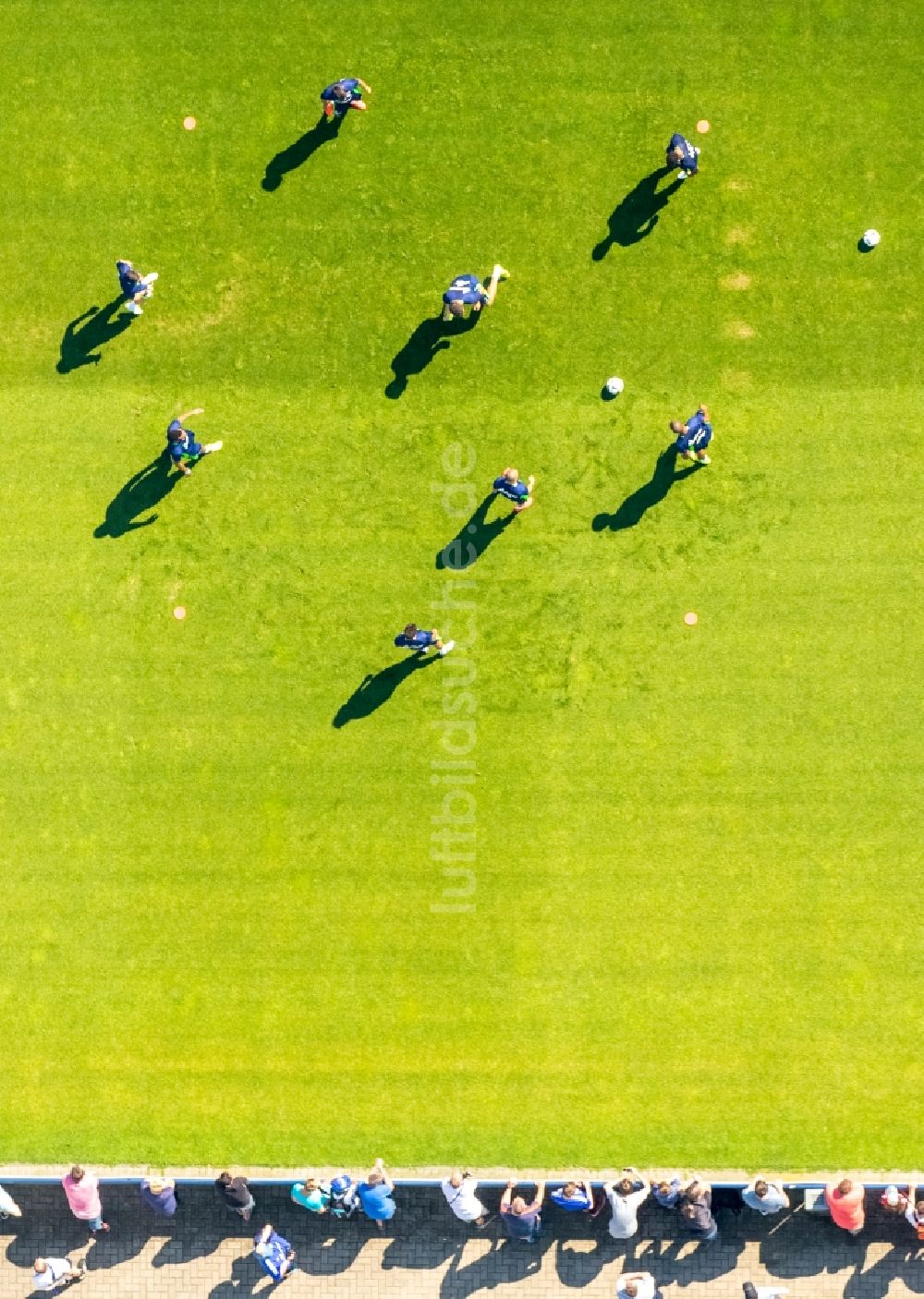 Gelsenkirchen aus der Vogelperspektive: Teilnehmer des Trainings auf dem Sportgelände Bundesligamannschaft S04 auf den Fußball- Trainingsplätzen an Charly's Schalker in Gelsenkirchen im Bundesland Nordrhein-Westfalen