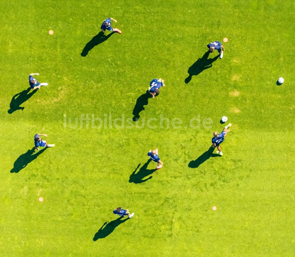 Luftbild Gelsenkirchen - Teilnehmer des Trainings auf dem Sportgelände Bundesligamannschaft S04 auf den Fußball- Trainingsplätzen an Charly's Schalker in Gelsenkirchen im Bundesland Nordrhein-Westfalen