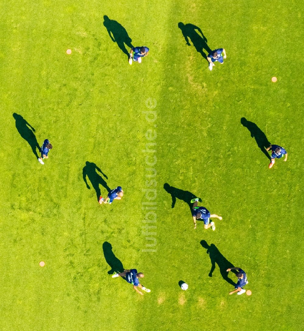 Luftaufnahme Gelsenkirchen - Teilnehmer des Trainings auf dem Sportgelände Bundesligamannschaft S04 auf den Fußball- Trainingsplätzen an Charly's Schalker in Gelsenkirchen im Bundesland Nordrhein-Westfalen