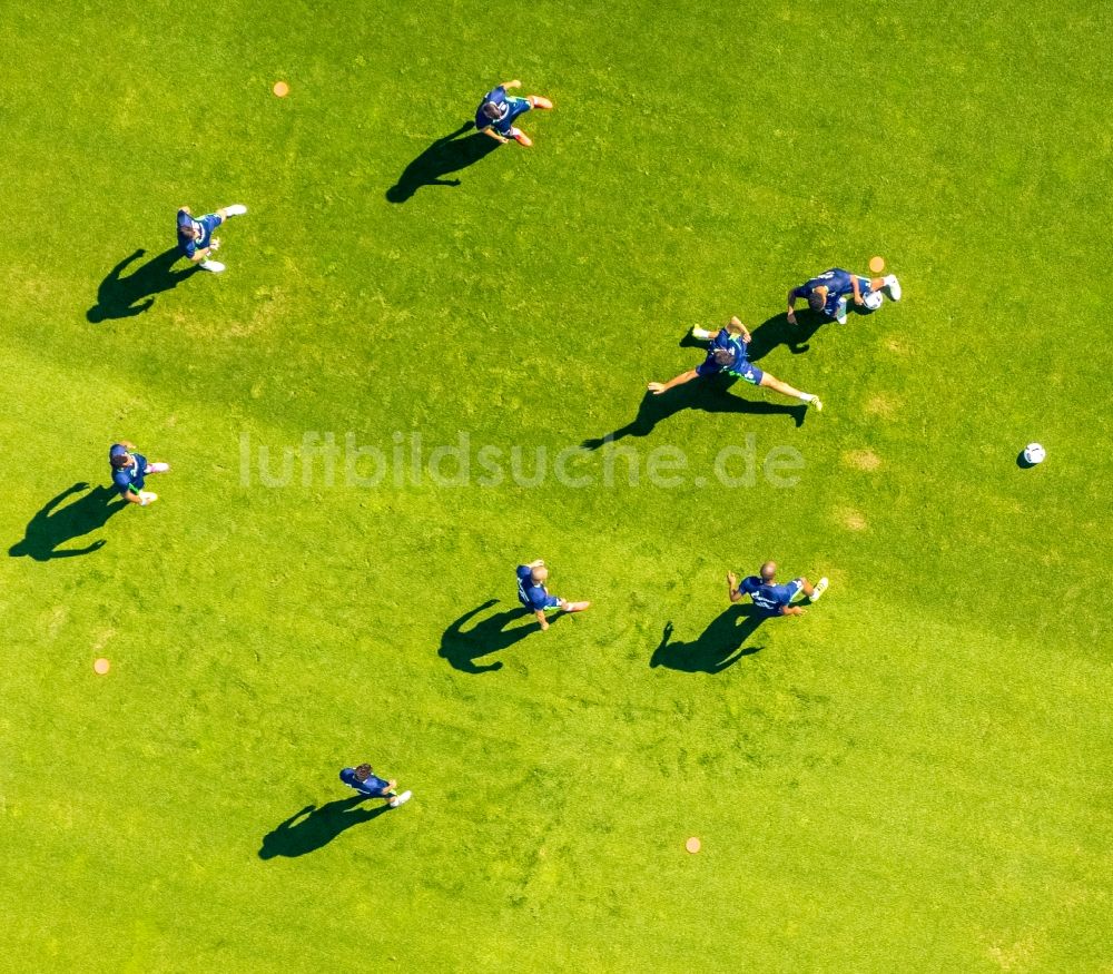 Gelsenkirchen von oben - Teilnehmer des Trainings auf dem Sportgelände Bundesligamannschaft S04 auf den Fußball- Trainingsplätzen an Charly's Schalker in Gelsenkirchen im Bundesland Nordrhein-Westfalen