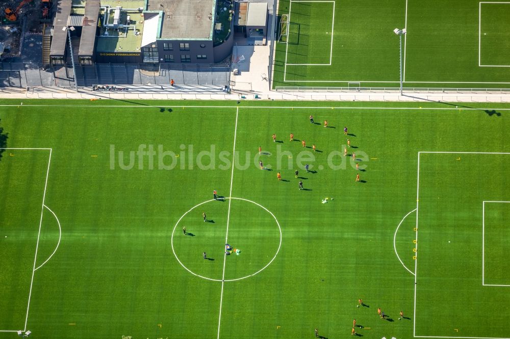 Luftaufnahme Dortmund - Teilnehmer des Trainings auf dem Sportgelände der Evonik-Fußballschule an der Strobelallee in Dortmund im Bundesland Nordrhein-Westfalen, Deutschland