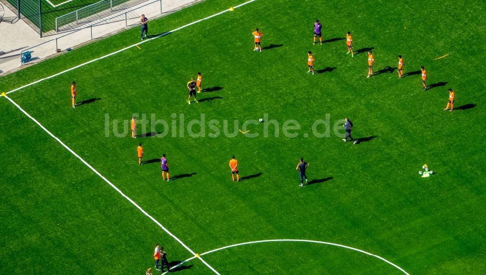 Dortmund von oben - Teilnehmer des Trainings auf dem Sportgelände der Evonik-Fußballschule an der Strobelallee in Dortmund im Bundesland Nordrhein-Westfalen, Deutschland