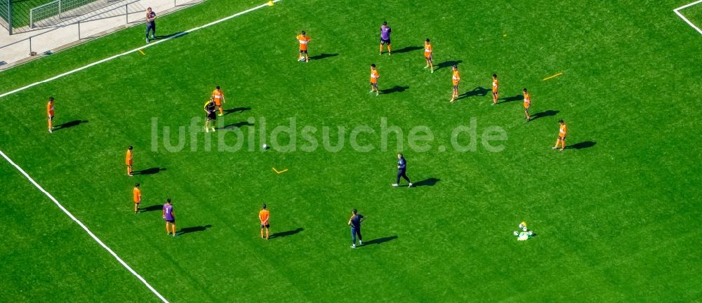 Dortmund aus der Vogelperspektive: Teilnehmer des Trainings auf dem Sportgelände der Evonik-Fußballschule an der Strobelallee in Dortmund im Bundesland Nordrhein-Westfalen, Deutschland