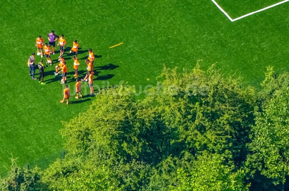 Luftbild Dortmund - Teilnehmer des Trainings auf dem Sportgelände der Evonik-Fußballschule an der Strobelallee in Dortmund im Bundesland Nordrhein-Westfalen, Deutschland