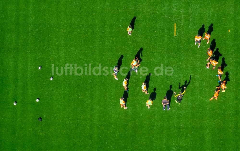 Dortmund von oben - Teilnehmer des Trainings auf dem Sportgelände der Evonik-Fußballschule an der Strobelallee in Dortmund im Bundesland Nordrhein-Westfalen, Deutschland