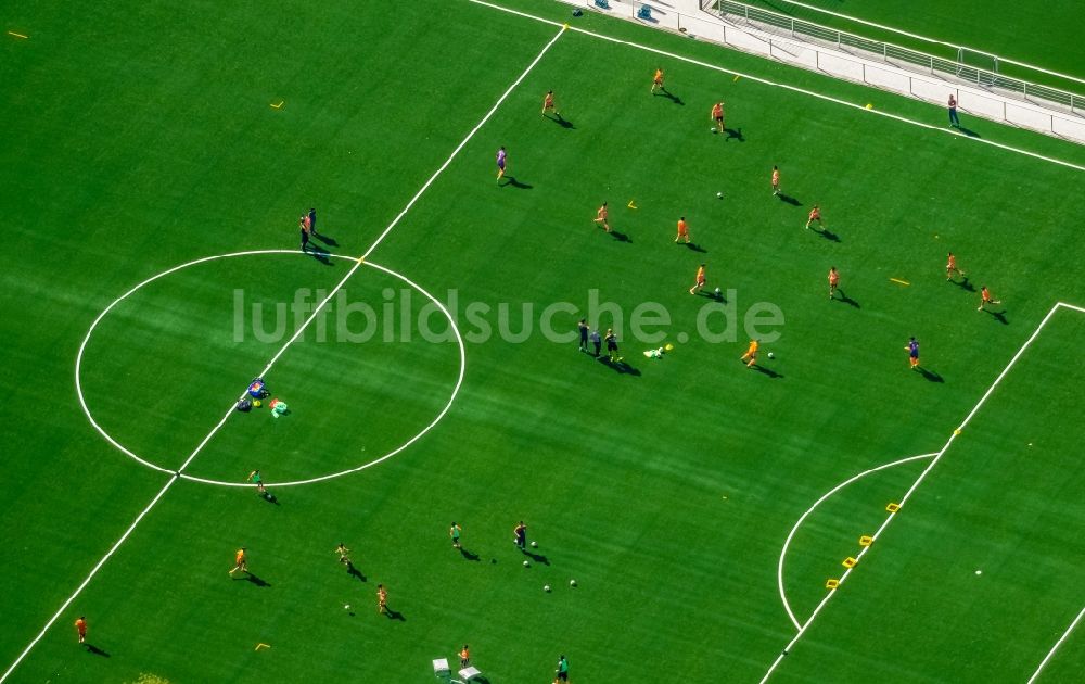 Luftbild Dortmund - Teilnehmer des Trainings auf dem Sportgelände der Evonik-Fußballschule an der Strobelallee in Dortmund im Bundesland Nordrhein-Westfalen, Deutschland