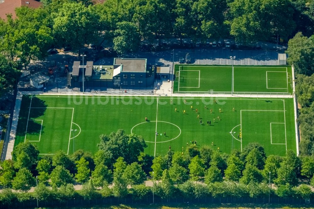 Luftaufnahme Dortmund - Teilnehmer des Trainings auf dem Sportgelände der Evonik-Fußballschule an der Strobelallee in Dortmund im Bundesland Nordrhein-Westfalen, Deutschland