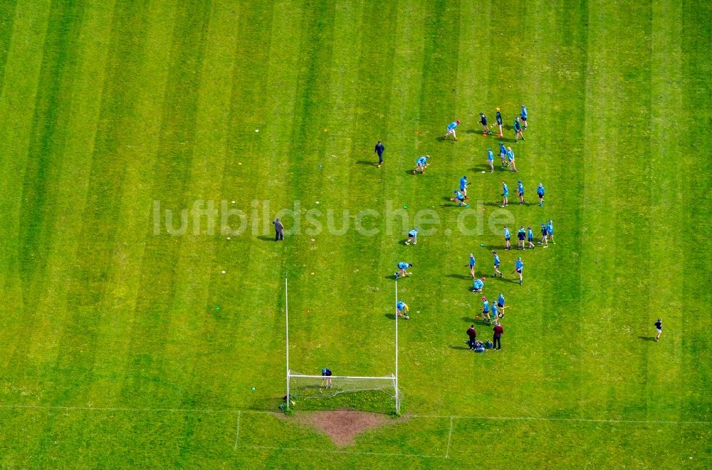 Luftaufnahme Ennis - Teilnehmer des Trainings auf dem Sportgelände des Fußballplatzes in Ennis in Clare, Irland