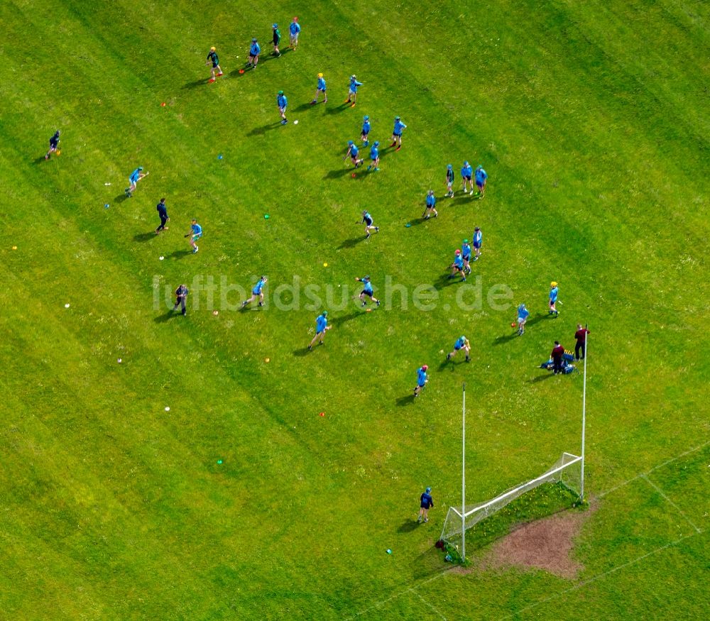 Ennis aus der Vogelperspektive: Teilnehmer des Trainings auf dem Sportgelände des Fußballplatzes in Ennis in Clare, Irland