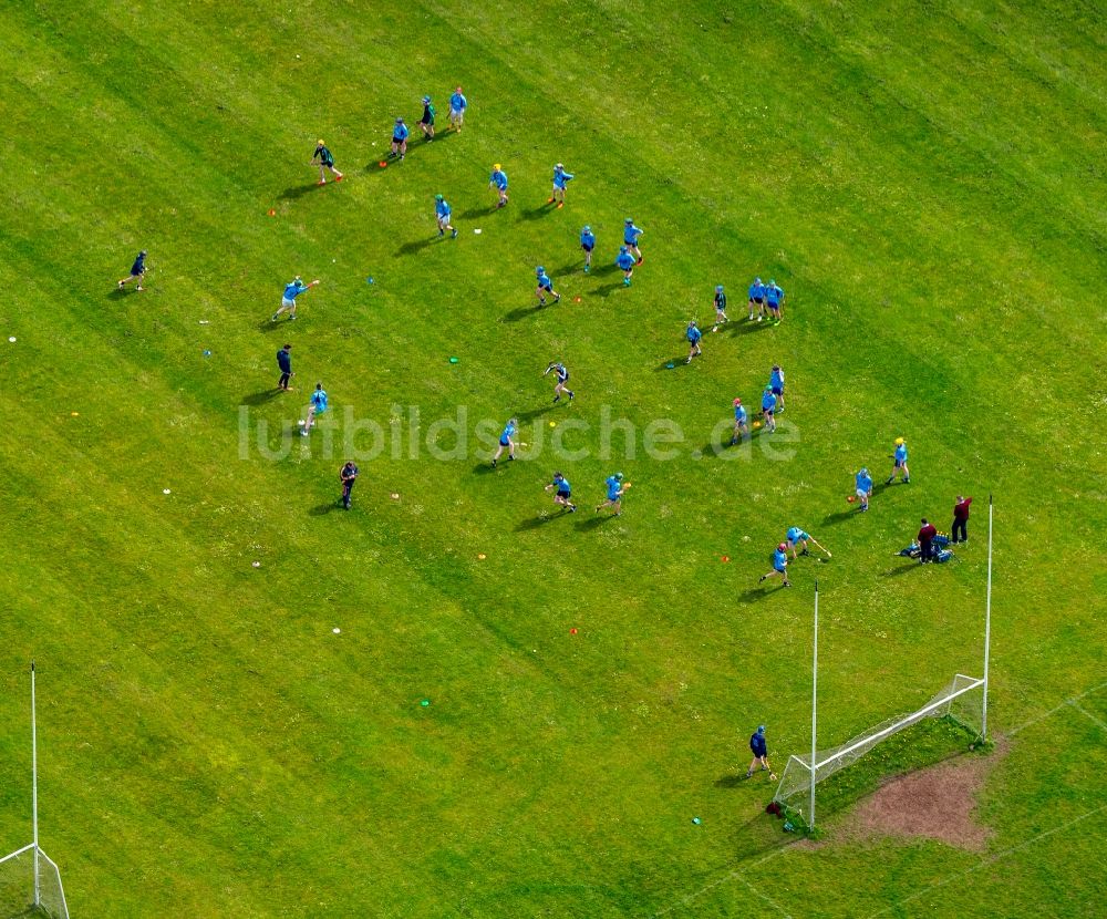 Luftbild Ennis - Teilnehmer des Trainings auf dem Sportgelände des Fußballplatzes in Ennis in Clare, Irland