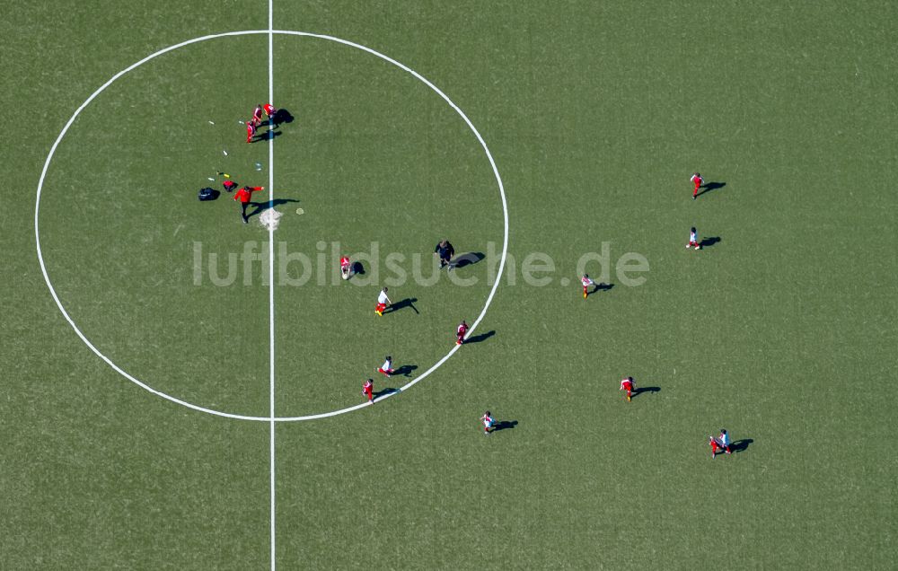 Luftaufnahme Hamm - Teilnehmer des Trainings auf dem Sportgelände des Fußballplatzes im Sportzentrum Ost in Hamm im Bundesland Nordrhein-Westfalen, Deutschland