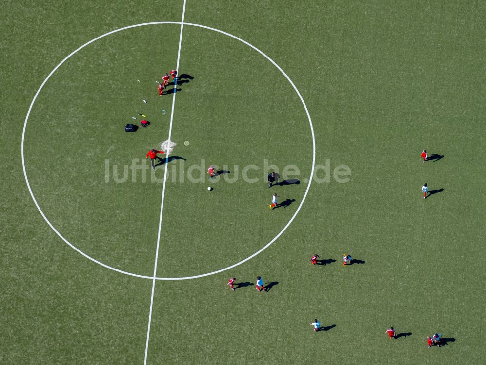 Hamm von oben - Teilnehmer des Trainings auf dem Sportgelände des Fußballplatzes im Sportzentrum Ost in Hamm im Bundesland Nordrhein-Westfalen, Deutschland