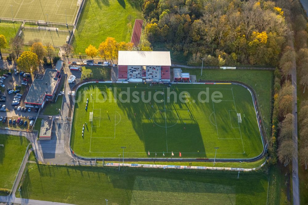 Hamm aus der Vogelperspektive: Teilnehmer des Trainings auf dem Sportgelände des Fußballplatzes im Sportzentrum Ost in Hamm im Bundesland Nordrhein-Westfalen, Deutschland