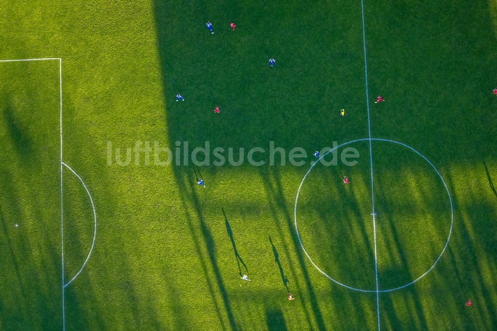 Luftaufnahme Hamm - Teilnehmer des Trainings auf dem Sportgelände des Fußballplatzes im Sportzentrum Ost in Hamm im Bundesland Nordrhein-Westfalen, Deutschland