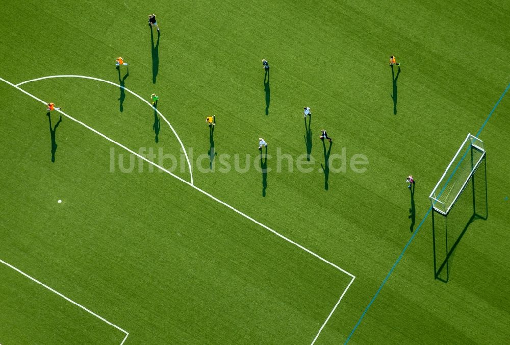 Sprockhövel aus der Vogelperspektive: Teilnehmer des Trainings auf dem Sportgelände des Fußballplatzes in Sprockhövel im Bundesland Nordrhein-Westfalen