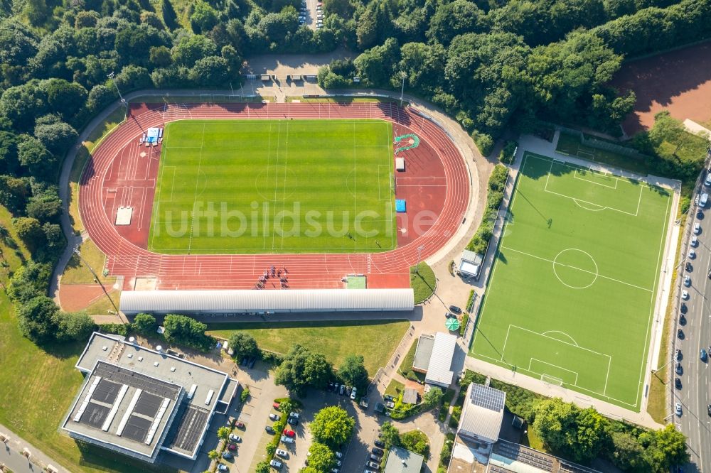 Bottrop aus der Vogelperspektive: Teilnehmer des Trainings auf dem Sportgelände Jahnsportpark in Bottrop im Bundesland Nordrhein-Westfalen, Deutschland