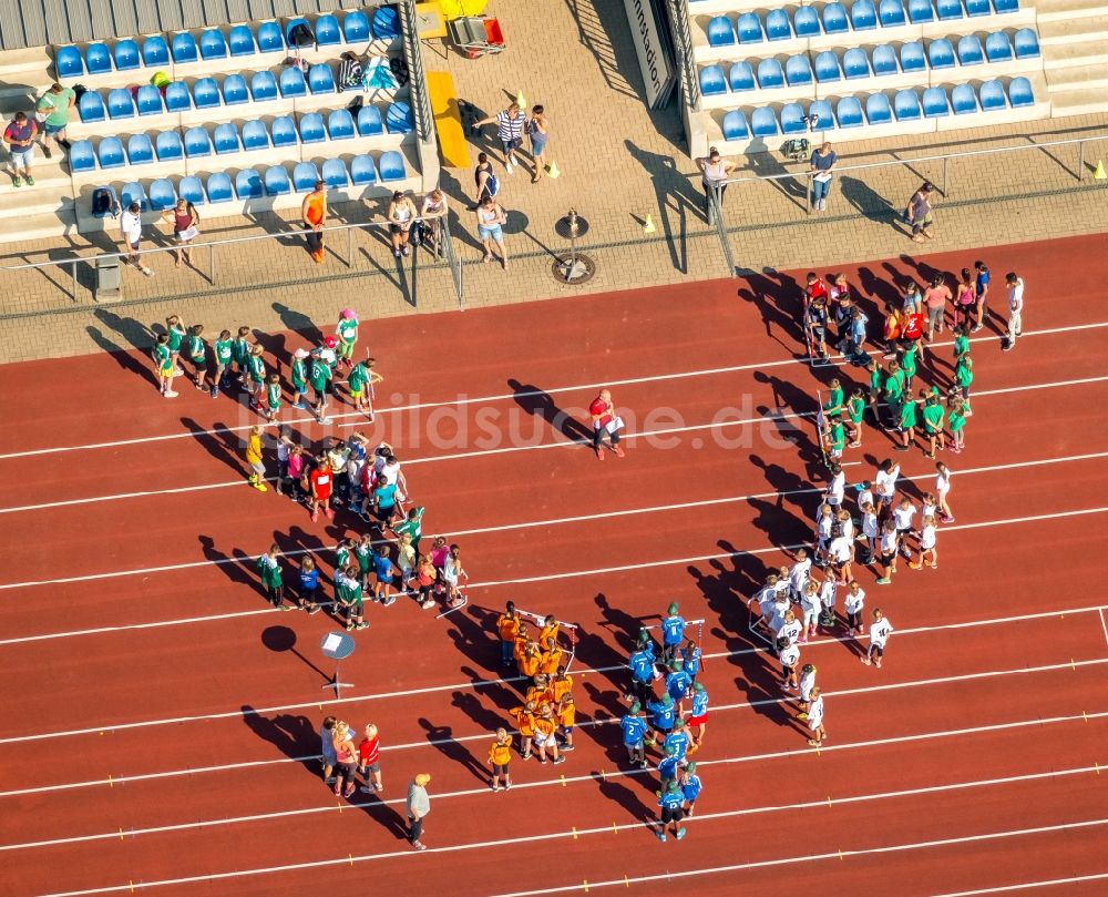 Luftaufnahme Bottrop - Teilnehmer des Trainings auf dem Sportgelände Jahnsportpark in Bottrop im Bundesland Nordrhein-Westfalen, Deutschland