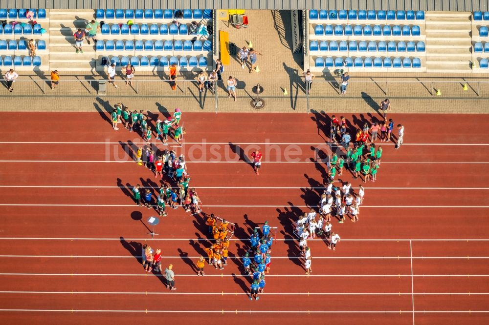 Bottrop von oben - Teilnehmer des Trainings auf dem Sportgelände Jahnsportpark in Bottrop im Bundesland Nordrhein-Westfalen, Deutschland