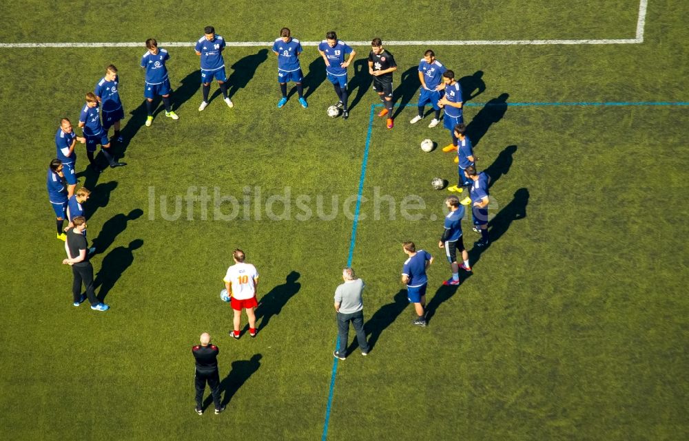 Heiligenhaus aus der Vogelperspektive: Teilnehmer des Trainings auf dem Sportgelände der SSVg 09/12 Heiligenhaus e. V. in Heiligenhaus im Bundesland Nordrhein-Westfalen