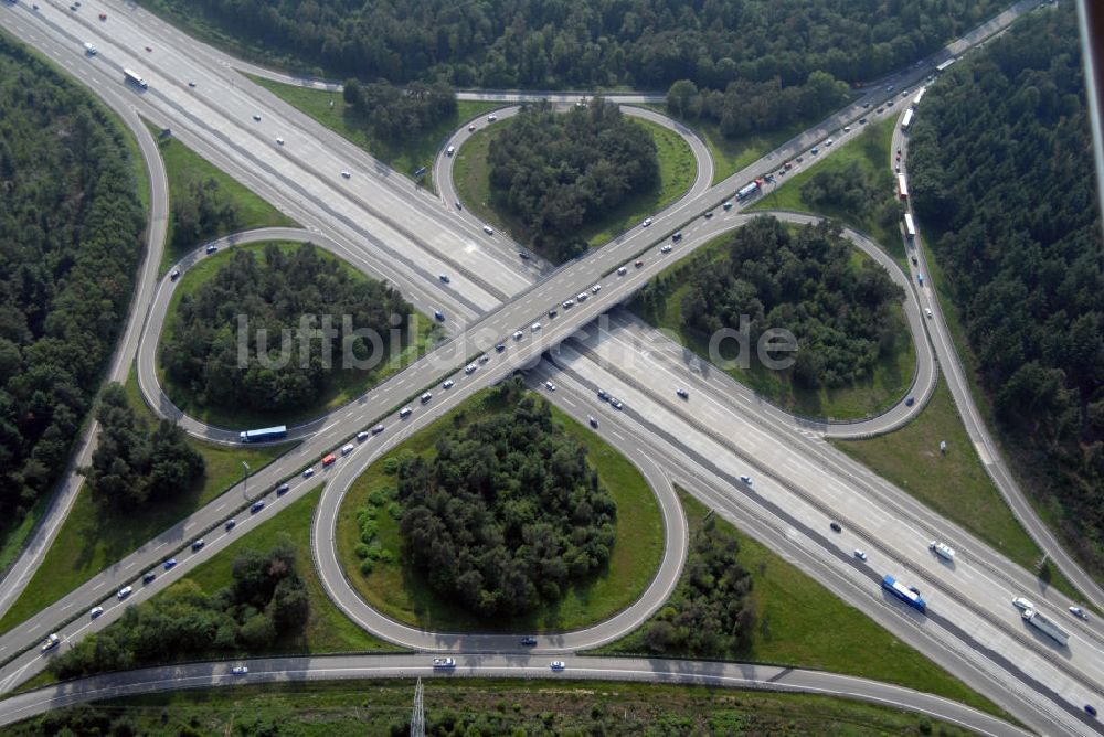 Baden-Baden von oben - Teilstück der Autobahn A5 mit dem Autobahnkreuz Baden-Baden