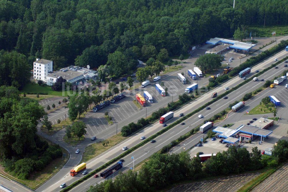 Luftaufnahme Appenweier / OT Urloffen - Teilstück der Autobahn A5 mit Autobahnraststätte Renchtal-Ost