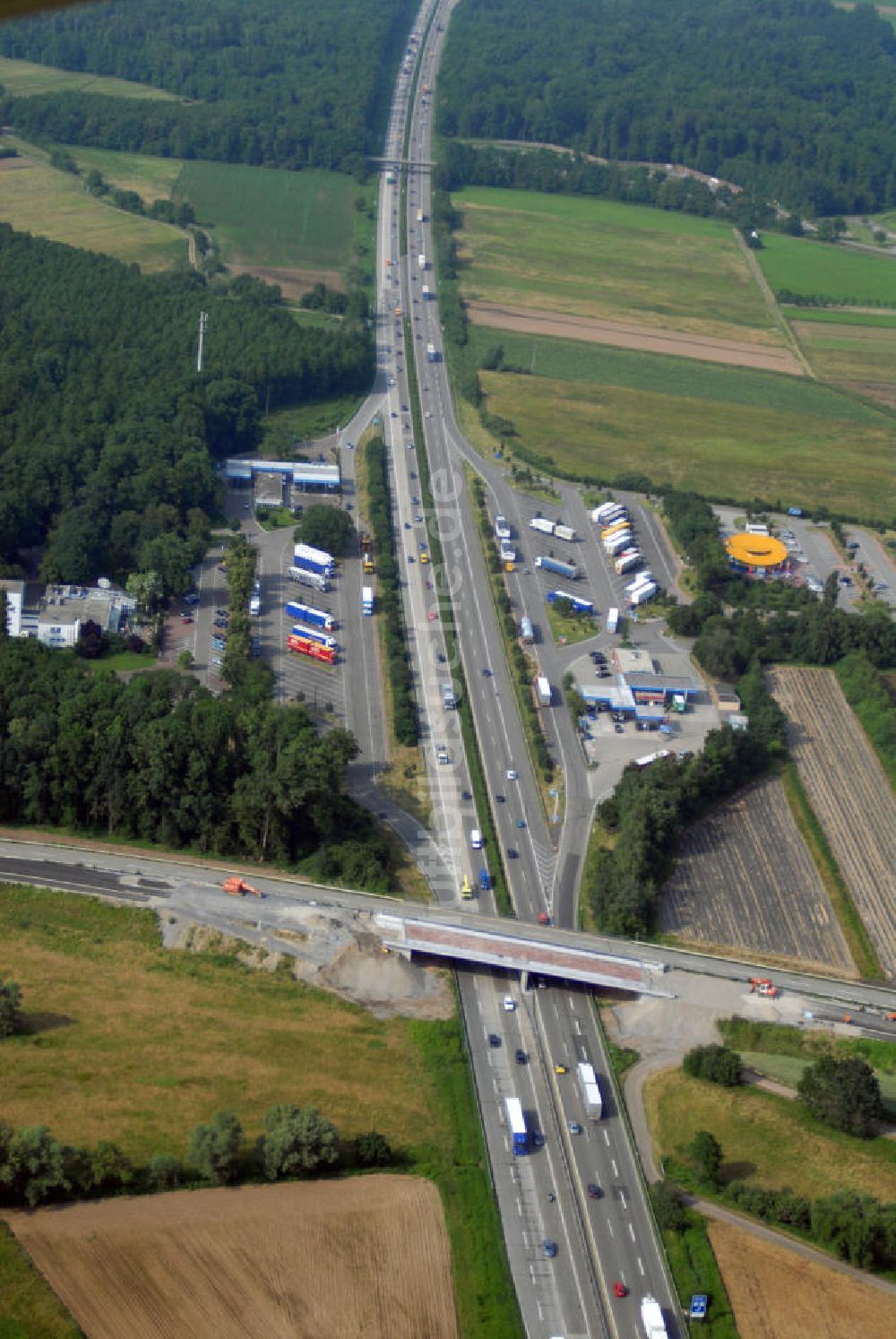 Luftaufnahme Appenweier / OT Urloffen - Teilstück der Autobahn A5 mit Autobahnraststätte Renchtal-Ost