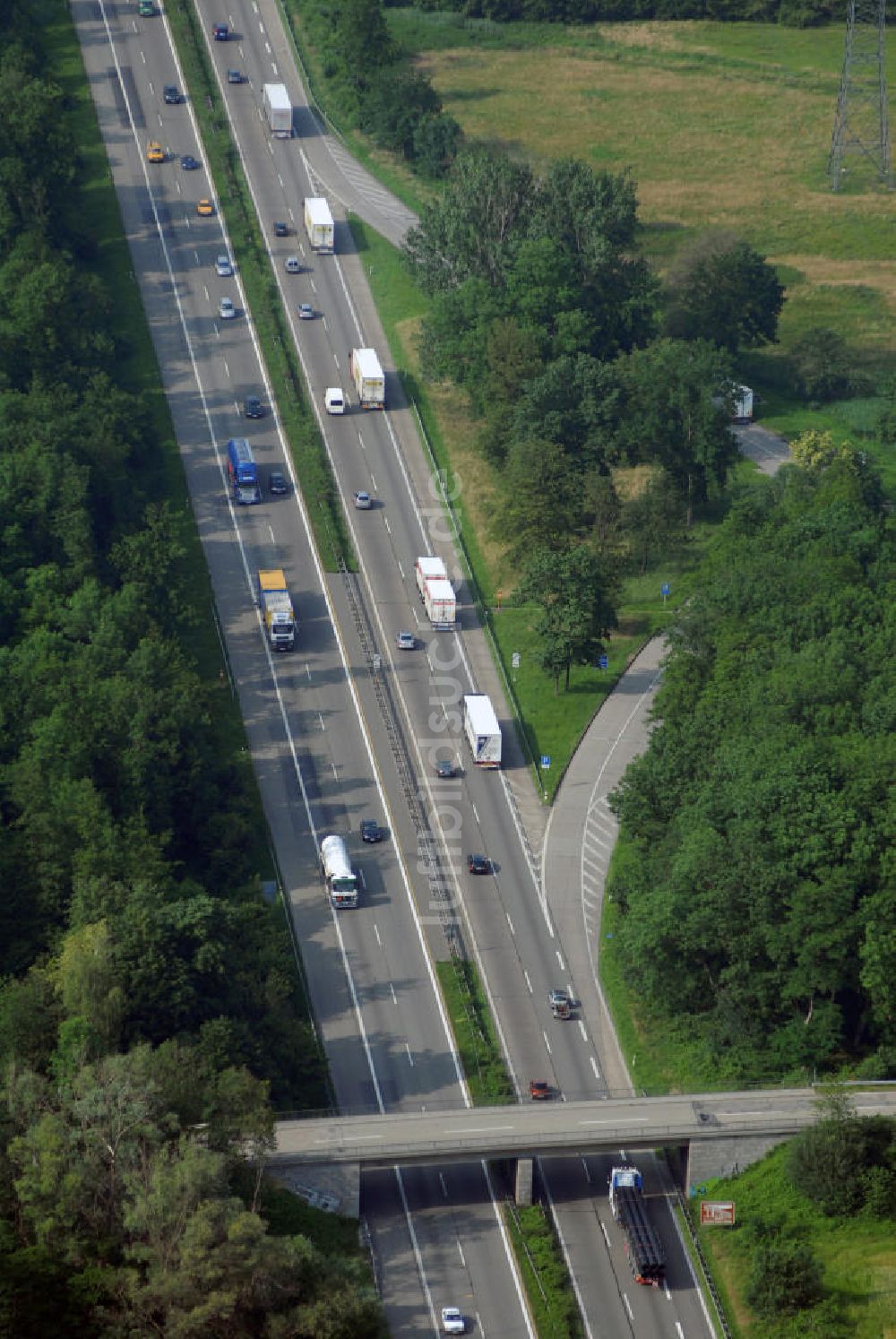 Sinzheim von oben - Teilstück der Autobahn A5 mit einer Brücke und einem Rastplatz bei Sinzheim