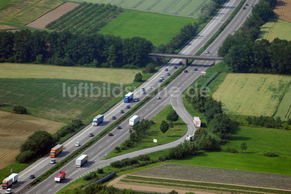 Renchen aus der Vogelperspektive: Teilstück der Autobahn A5 mit einer Brücke und einem Rastplatz nahe Renchen