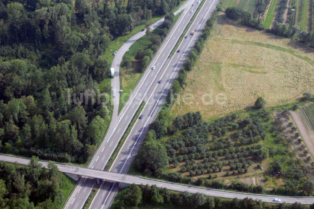 Luftaufnahme Ottersweier / OT Unzhurst - Teilstück der Autobahn A5 mit einer Brücke und einem Rastplatz nahe Unzhurst