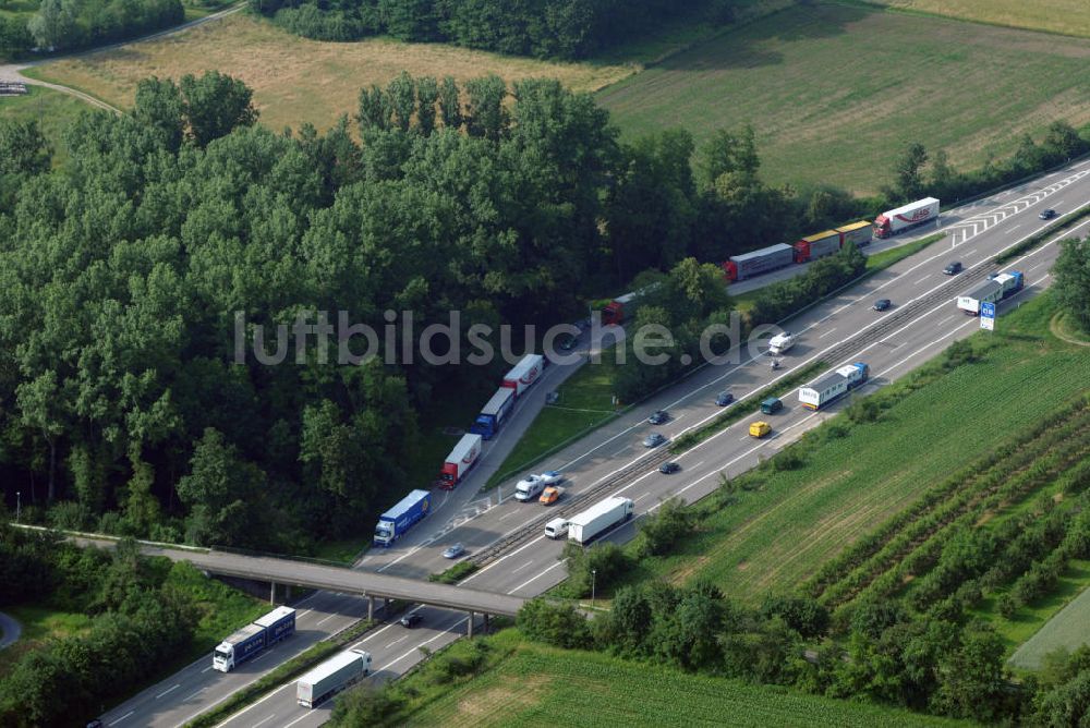 Bühl / OT Weitenung von oben - Teilstück der Autobahn A5 mit einer Brücke und einem Rastplatz nahe Weitenung