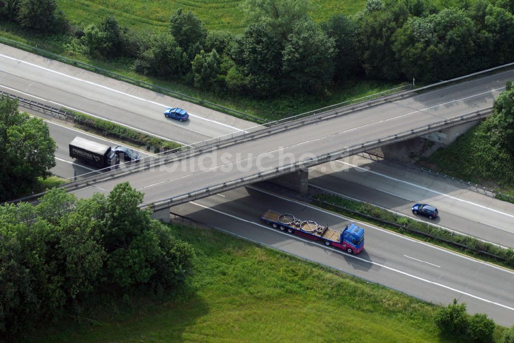 Luftaufnahme Griesheim - Teilstück der Autobahn A5 mit einer Brücke nahe Griesheim