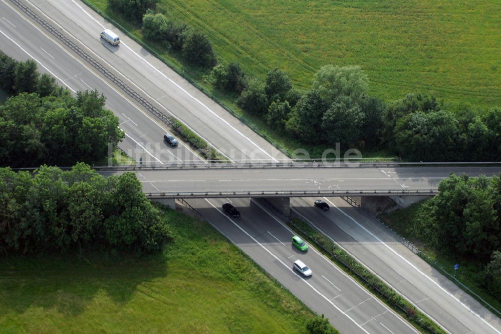 Griesheim von oben - Teilstück der Autobahn A5 mit einer Brücke nahe Griesheim