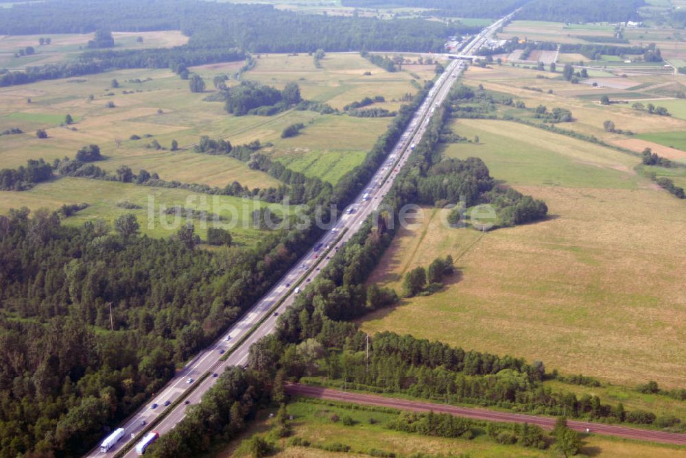 Griesheim aus der Vogelperspektive: Teilstück der Autobahn A5 mit einer Brücke nahe Griesheim