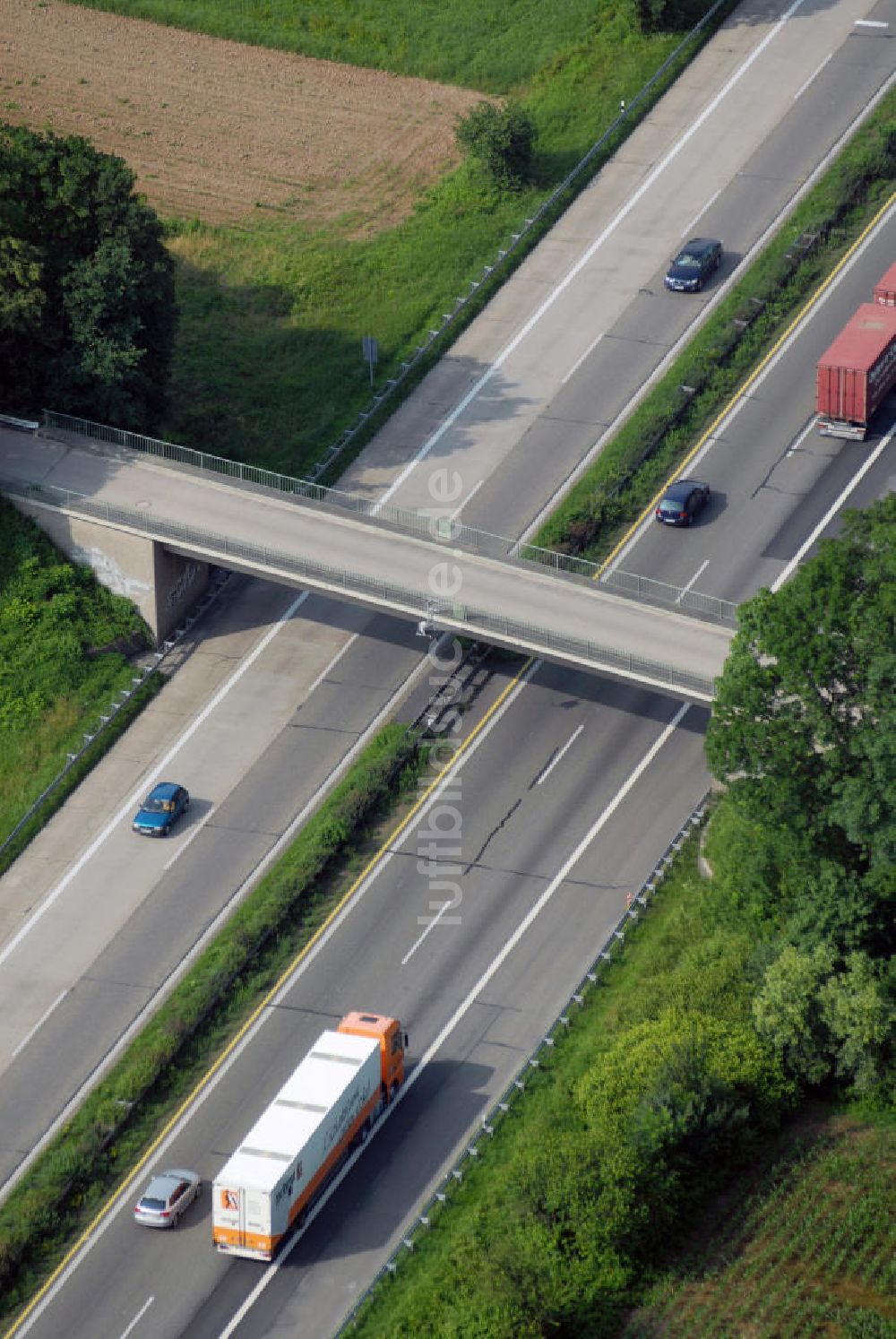 Renchen von oben - Teilstück der Autobahn A5 mit einer Brücke nahe Renchen