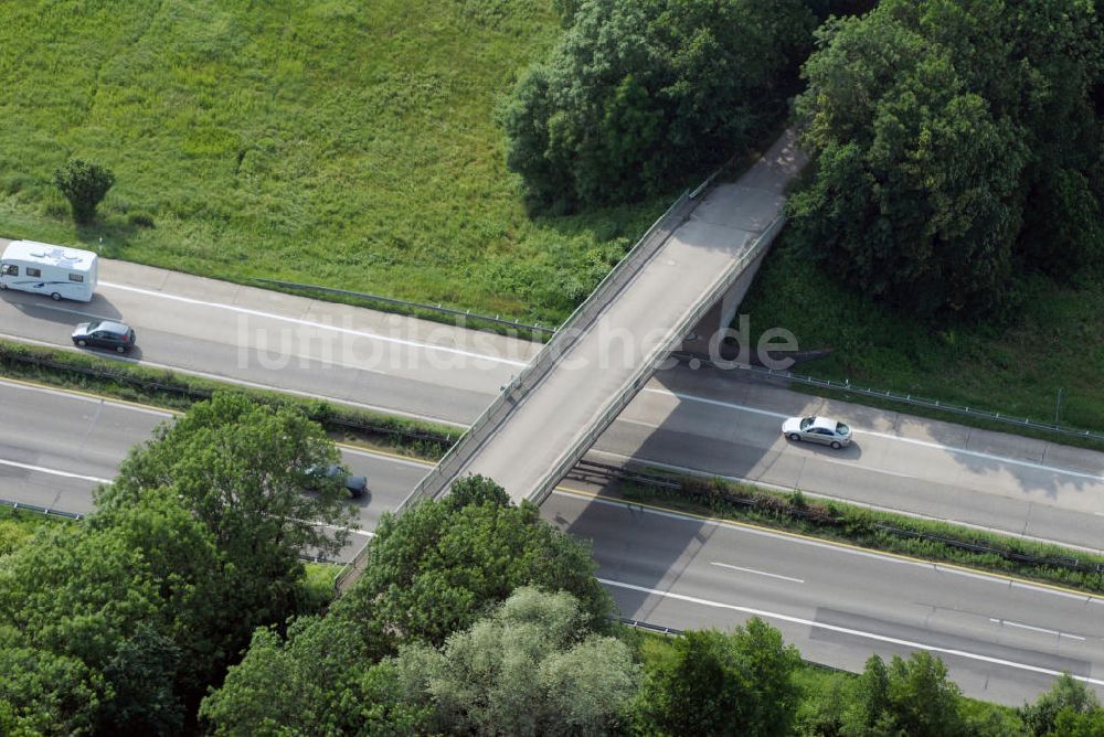 Renchen aus der Vogelperspektive: Teilstück der Autobahn A5 mit einer Brücke nahe Renchen