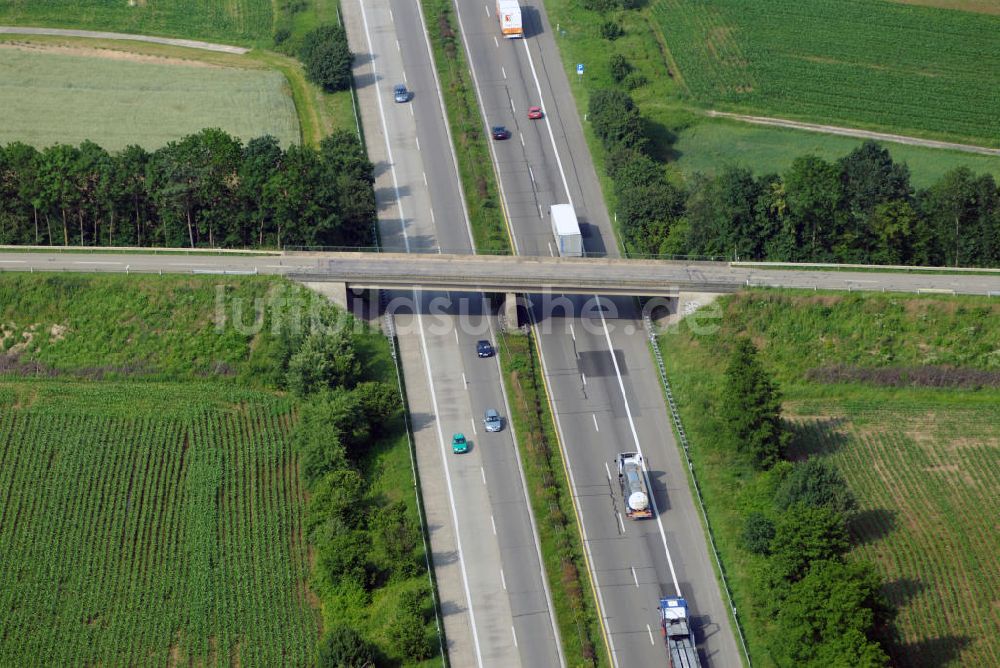 Luftbild Renchen - Teilstück der Autobahn A5 mit einer Brücke nahe Renchen