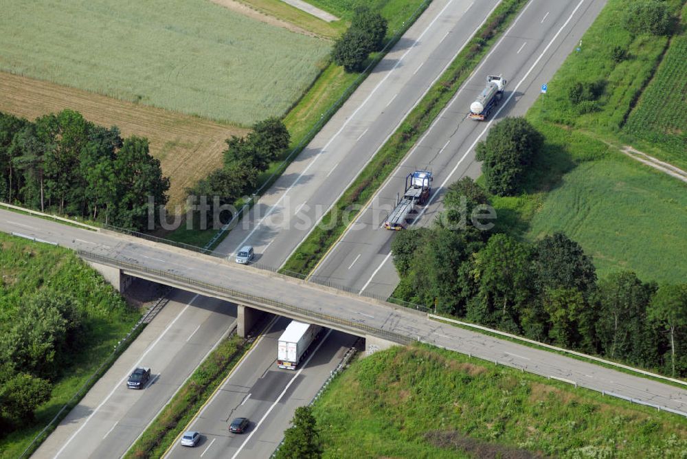 Luftaufnahme Renchen - Teilstück der Autobahn A5 mit einer Brücke nahe Renchen