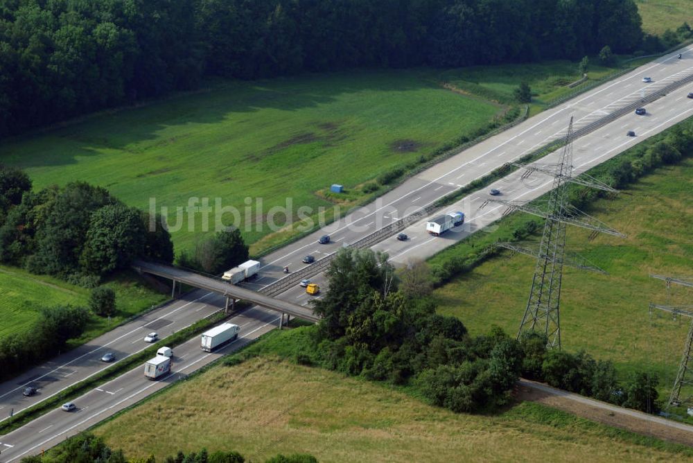 Sinzheim von oben - Teilstück der Autobahn A5 mit einer Brücke nahe Sinzheim