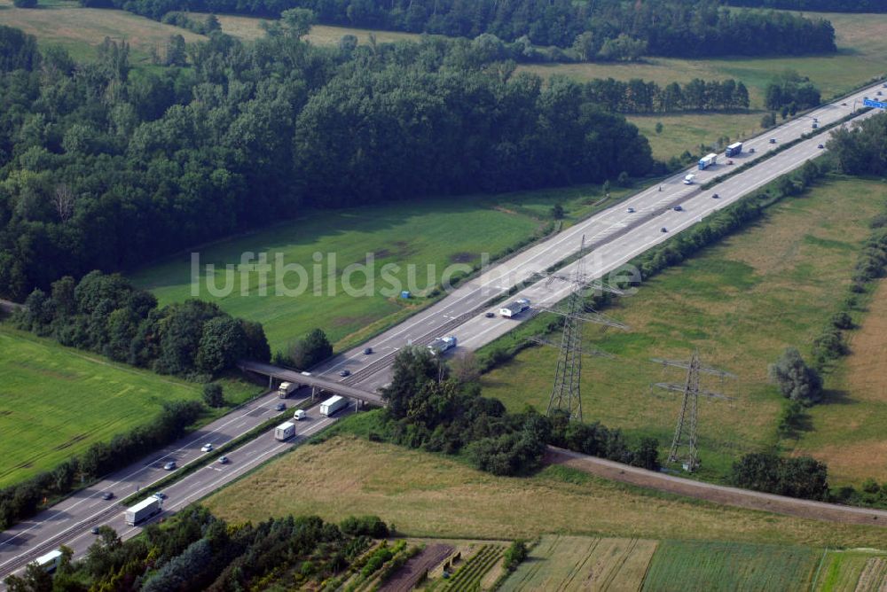 Sinzheim aus der Vogelperspektive: Teilstück der Autobahn A5 mit einer Brücke nahe Sinzheim