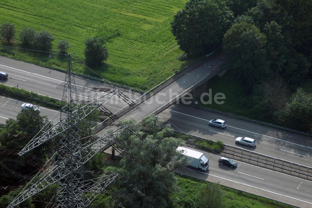 Luftbild Sinzheim - Teilstück der Autobahn A5 mit einer Brücke nahe Sinzheim