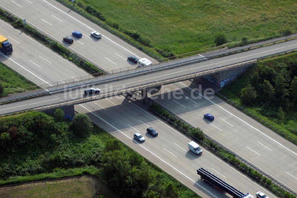 Luftaufnahme Sinzheim - Teilstück der Autobahn A5 mit einer Brücke nahe Sinzheim