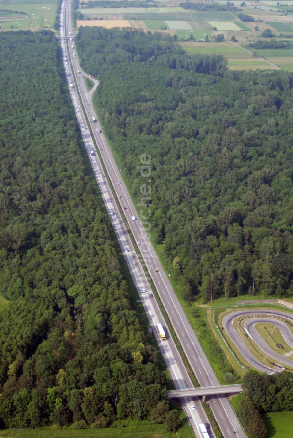 Appenweier / OT Urloffen von oben - Teilstück der Autobahn A5 mit Outdoorkartbahn Urloffen