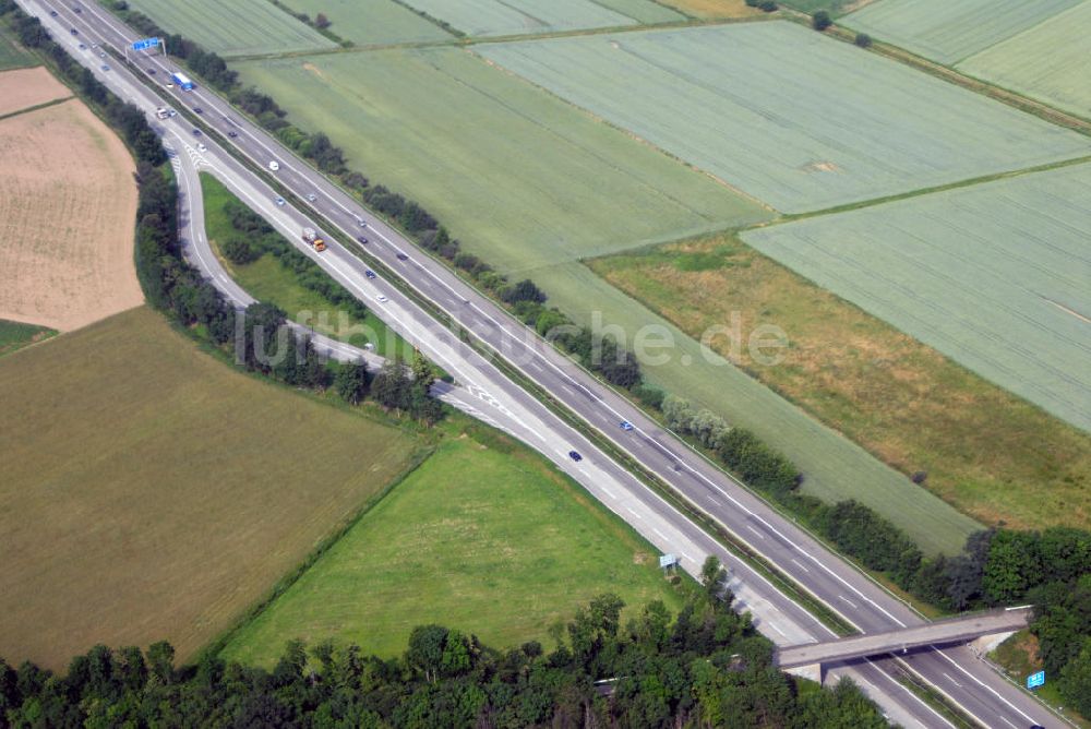 Griesheim von oben - Teilstück der Autobahn A5 mit Rastplatz nahe Griesheim