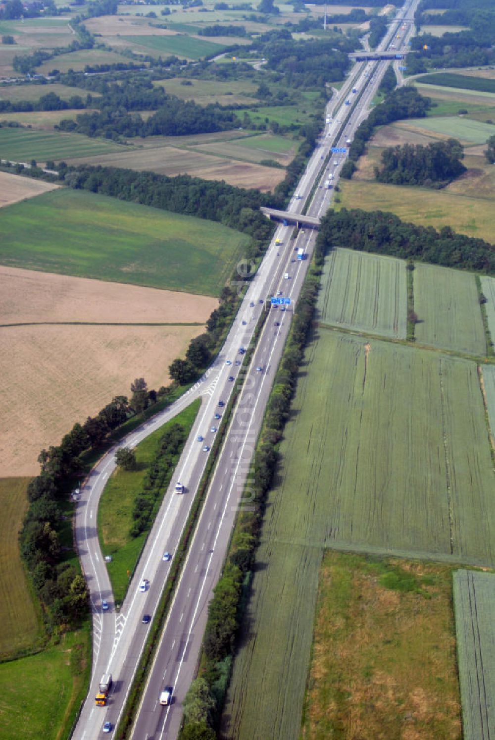 Griesheim aus der Vogelperspektive: Teilstück der Autobahn A5 mit Rastplatz nahe Griesheim