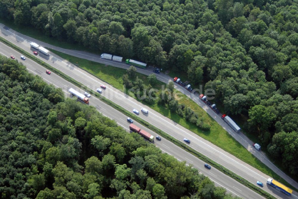 Luftbild Renchen - Teilstück der Autobahn A5 mit Rastplatz nahe Renchen