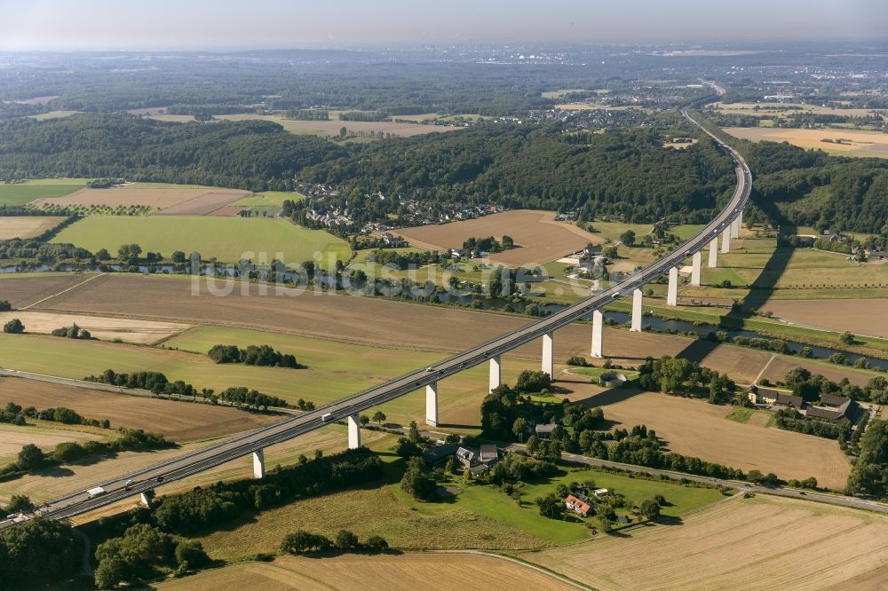 Mülheim an der Ruhr von oben - Teilweise gesperrte Ruhrtalbrücke (auch Mintarder Brücke genannt) der Bundesautobahn BAB A52 bei Mülheim an der Ruhr im Bundesland Nordrhein-Westfalen